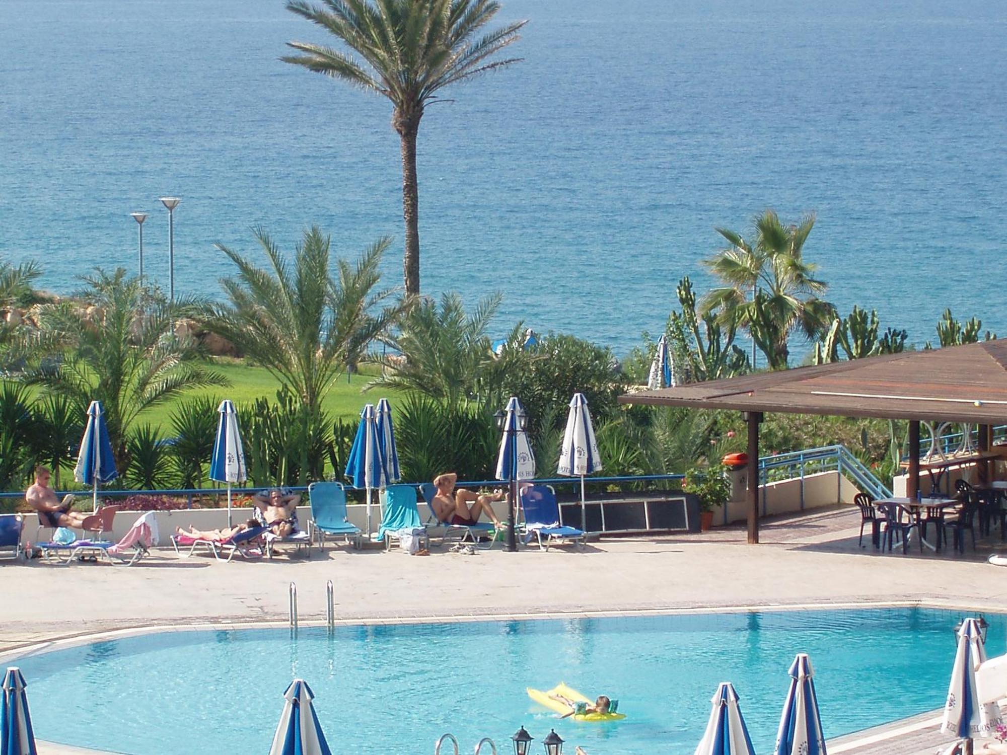 Helios Bay Hotel And Suites Paphos 外观 照片